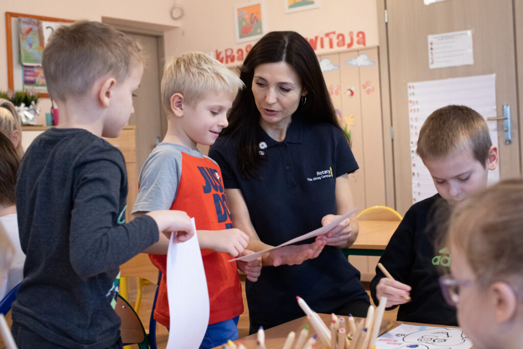 Members of the Rotary Club Elblag Centrum, Elblag, Poland, distribute toothbrushing kits to kindergartners through the club’s Healthy Teeth Project. The project educates children on the importance of dental hygiene through annual presentations in schools. 22 November 2019. Elblag, Poland.